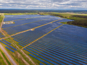 painel-solar-produz-energia-ecologicamente-correta-a-partir-do-por-do-sol-vista-aerea-do-drone-300x225